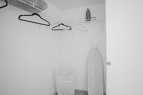 Downtown 2br Apartment Near Convention Center 2 Bedroom Apts by RedAwn