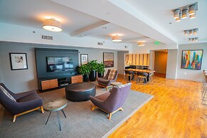 Downtown 2br Apartment Near Convention Center 2 Bedroom Apts by RedAwn