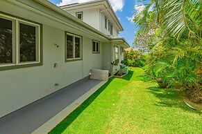 Hale Ohana Nui 5 Bedroom Home by RedAwning