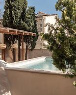 Manili Boutique Suites & Villas