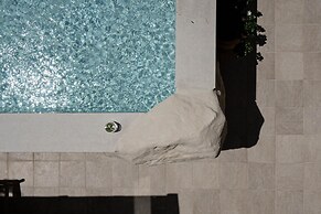 Manili Boutique Suites & Villas