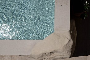 Manili Boutique Suites & Villas