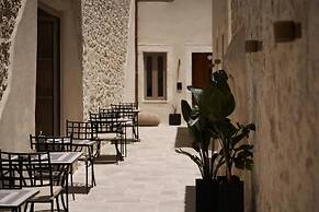 Manili Boutique Suites & Villas