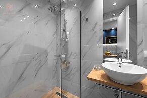 Big Apple, Nilie Hospitality MGMT