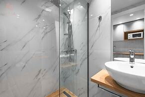 Big Apple, Nilie Hospitality MGMT