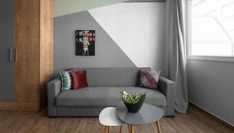 Big Apple, Nilie Hospitality MGMT