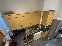 Apartment - Sleeps2 - City Centre - Parking - Yard