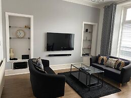 Apartment - Sleeps2 - City Centre - Parking - Yard