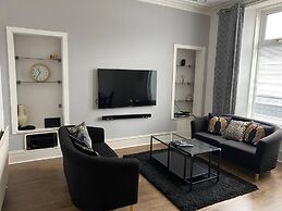 Apartment - Sleeps2 - City Centre - Parking - Yard