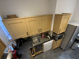 Apartment - Sleeps2 - City Centre - Parking - Yard