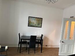 Apartment - Sleeps2 - City Centre - Parking - Yard