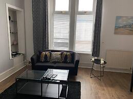Apartment - Sleeps2 - City Centre - Parking - Yard