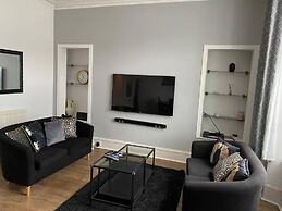 Apartment - Sleeps2 - City Centre - Parking - Yard
