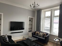 Apartment - Sleeps2 - City Centre - Parking - Yard