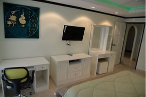 Jomtien Beach Fully Equipped Condominium 3rd Floor Apartment