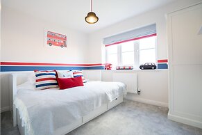 Immaculate 4-bed House 5mins Walk to Village Shop