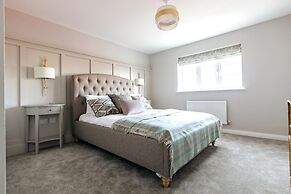 Immaculate 4-bed House 5mins Walk to Village Shop