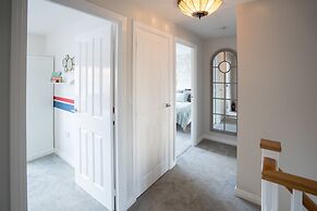 Immaculate 4-bed House 5mins Walk to Village Shop