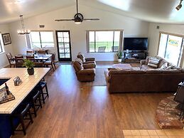 Kern River Retreat - Walk To River & Downtown! 3 Bedroom Retreat by Re