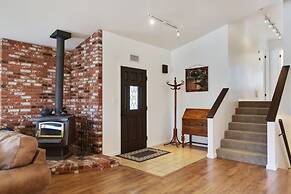 Kern River Retreat - Walk To River & Downtown! 3 Bedroom Retreat by Re