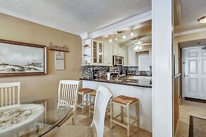 Destin on the Gulf 501 is a Beautiful Gulf Front 5th Floor with Free B