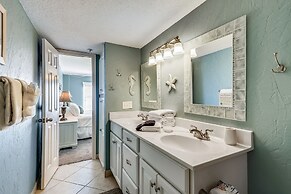 Destin on the Gulf 501 is a Beautiful Gulf Front 5th Floor with Free B