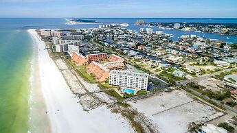Destin on the Gulf 501 is a Beautiful Gulf Front 5th Floor with Free B