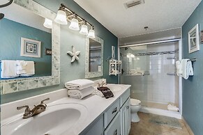 Destin on the Gulf 501 is a Beautiful Gulf Front 5th Floor with Free B