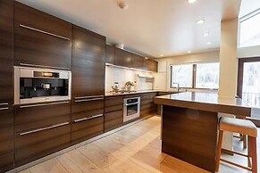 Northwoods Aspen Ski-In Ski-Out Access to Vail Mountain by RedAwning