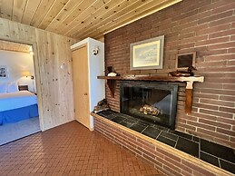 Thomsonite Beach Inn