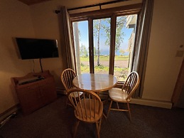 Thomsonite Beach Inn