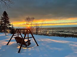 Thomsonite Beach Inn