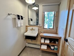 Thomsonite Beach Inn