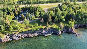 Thomsonite Beach Inn