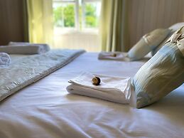 Holiday Lettings Beech Lodge - Stunning 6-bed King