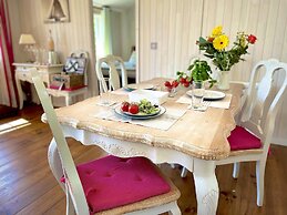 Holiday Lettings Beech Lodge - Stunning 6-bed King