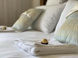 Holiday Lettings Beech Lodge - Stunning 6-bed King