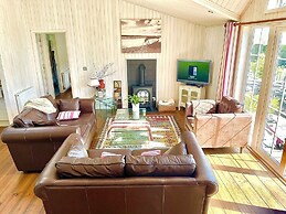 Holiday Lettings Beech Lodge - Stunning 6-bed King