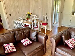 Holiday Lettings Beech Lodge - Stunning 6-bed King