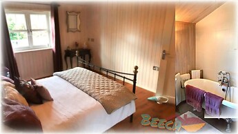 Holiday Lettings Beech Lodge - Stunning 6-bed King