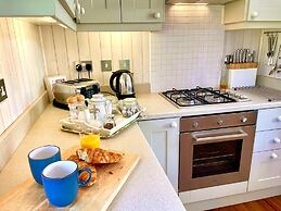 Holiday Lettings Beech Lodge - Stunning 6-bed King