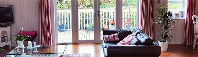 Holiday Lettings Beech Lodge - Stunning 6-bed King