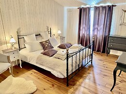 Holiday Lettings Beech Lodge - Stunning 6-bed King