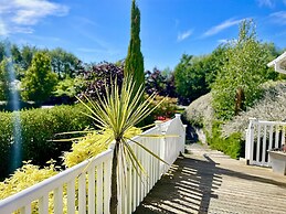 Holiday Lettings Beech Lodge - Stunning 6-bed King