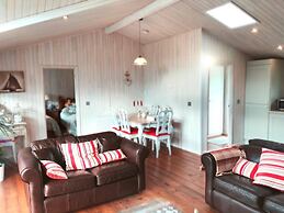 Holiday Lettings Beech Lodge - Stunning 6-bed King