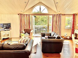 Holiday Lettings Beech Lodge - Stunning 6-bed King