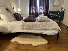 Holiday Lettings Beech Lodge - Stunning 6-bed King