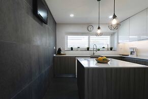 Sesimbra Stylish Villa by Homing