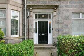 Summit West End - 1BR Elegant Flat, Free Parking