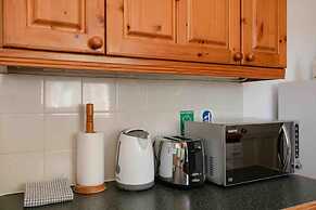 Summit West End - 1BR Elegant Flat, Free Parking